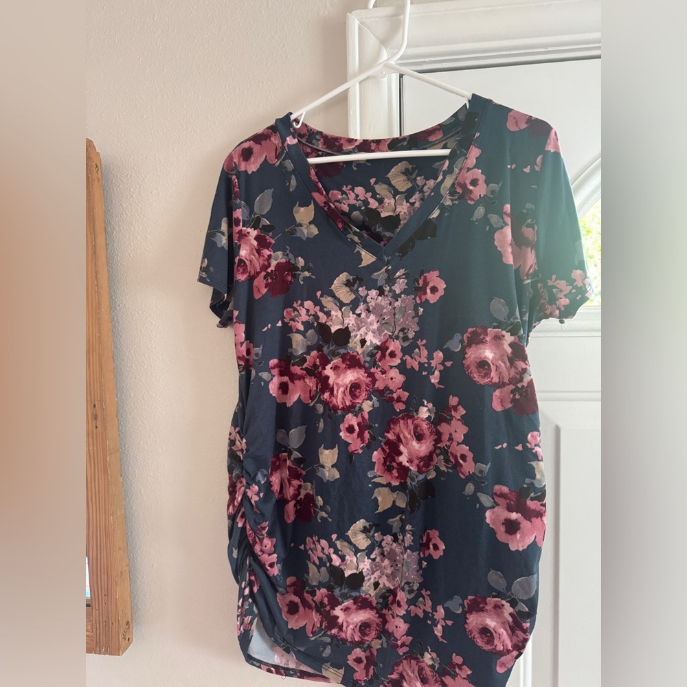 Full Moon Maternity V-Neck Shirt XL